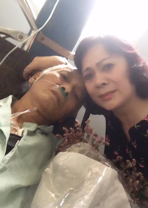 Nam diễn viên phim "Đất và người" nhận hoa từ diễn viên Hương Dung. Cả hai từng không ít lần tham gia chung một bộ phim. Ảnh: FBNV