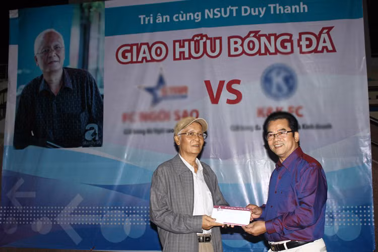 Trong trận bóng giao hữu, nghệ sĩ Duy Thanh xuất hiện với dáng vẻ gầy gò. Lúc này, ông bị sụt 20 kg sau 4 năm bị ung thư, khiến nhiều người không khỏi xót xa. Ảnh: BTC