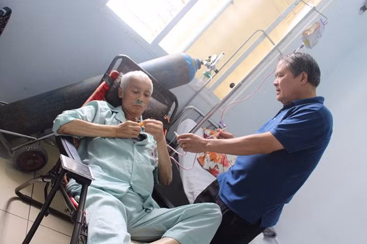 Trong những ngày cuối đời, nghệ sĩ Duy Thanh được các thành viên trong gia đình gồm: vợ, em trai, con gái thay phiên nhau túc trực bên giường bệnh. Ảnh: Zing