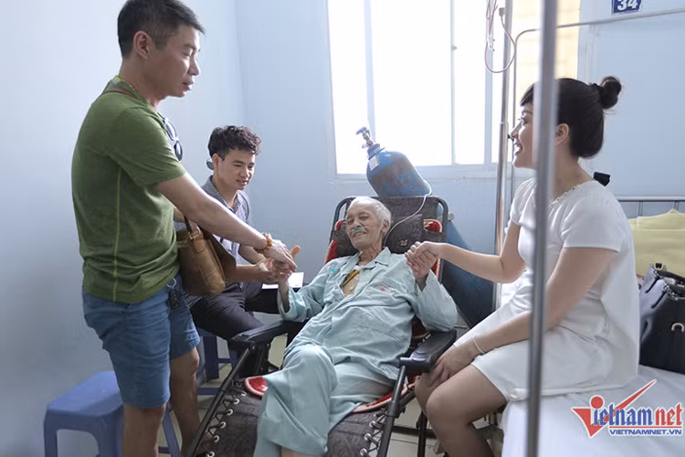 Hinh anh cuoi doi gay xuc dong cua nghe si Duy Thanh