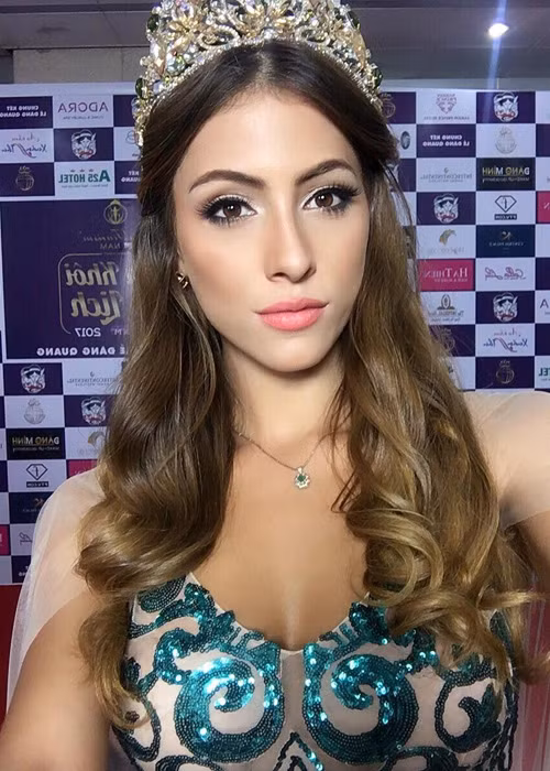 Không chỉ xinh đẹp, Natalia còn rất thông minh và nói tiếng Anh trôi chảy. Đây cũng là những lý do cô được chọn trở thành hoa hậu. Ảnh: FBNV