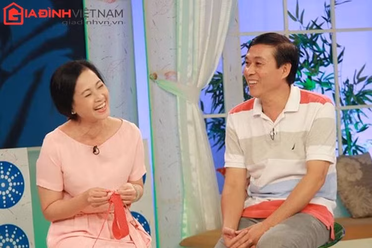 Trong suốt hơn 40 năm chung sống, nghệ sĩ Lan Hương và Đỗ Kỷ chưa một lần to tiếng với nhau. Cả hai cùng biết chia sẻ, nhường nhịn và không ngừng vun đắp tình cảm. Ảnh: Giadinhvietna