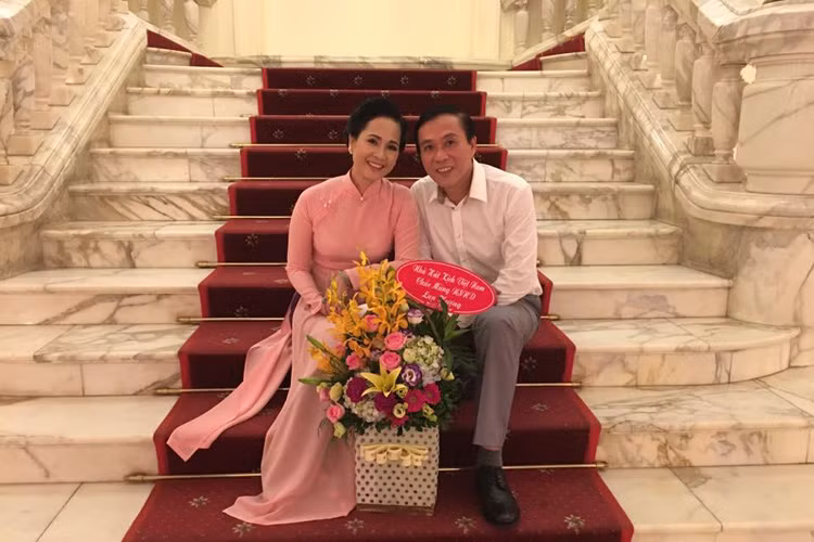 Nghệ sĩ Lan Hương và ông xã Đỗ Kỷ biết nhau từ khi cùng học trường cấp 3. Mối duyên của họ bắt đầu khi cả hai cùng học cùng khóa lớp diễn viên tại Nhà hát Kịch Việt Nam. Ảnh: FBNV