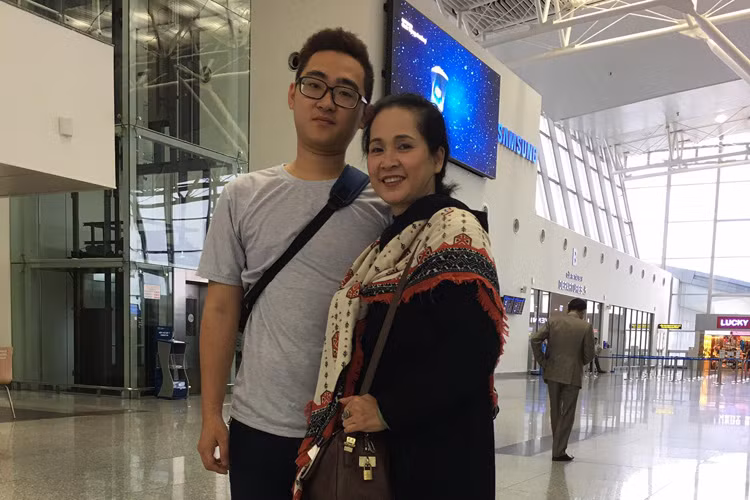 Cặp diễn viên phim “Nếp nhà” có chung 2 cậu con trai: An Nguyên và Hoài An. Trong khi cậu cả đã lấy vợ, có con thì cậu út đang đi du học. Ảnh: FBNV