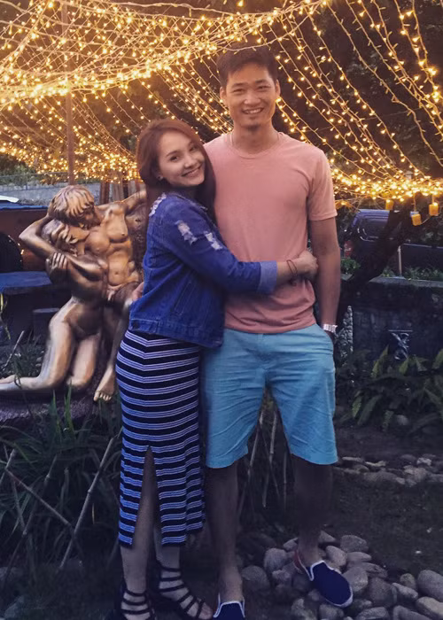 Theo lời Bảo Thanh, Đức Thắng cũng không phàn nàn, cấm cản những lúc cô đi đóng phim xa. Anh thậm chí còn san sẻ công việc chăm sóc con trai với vợ. Ảnh: FBNV