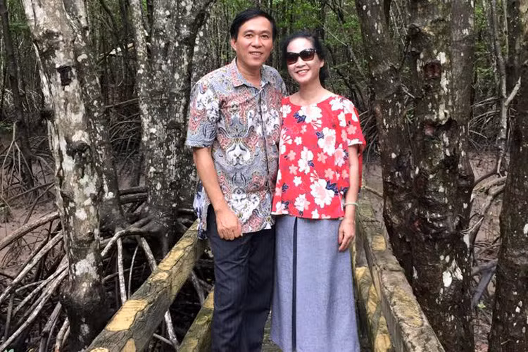 Sau 10 năm yêu nhau, nghệ sĩ Lan Hương và nghệ sĩ Đỗ Kỷ mới đưa nhau về ra mắt gia đình 2 bên để kết hôn. Khi lập gia đình, nữ nghệ sĩ tròn 27 tuổi và làm dâu út trong một đại gia đình. Ảnh: FBNV