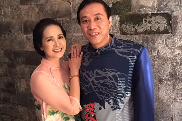 Làm cùng nghề với chồng nên nghệ sĩ Lan Hương không bao giờ ghen bóng ghen gió. Chị từng kể, có lần, chồng diễn xong trời đã khuya, thấy cô bạn diễn trẻ nhà xa không về được nên hỏi ý kiến chị rồi đưa đồng nghiệp về nhà cho ngủ nhờ. Ảnh: FBNV