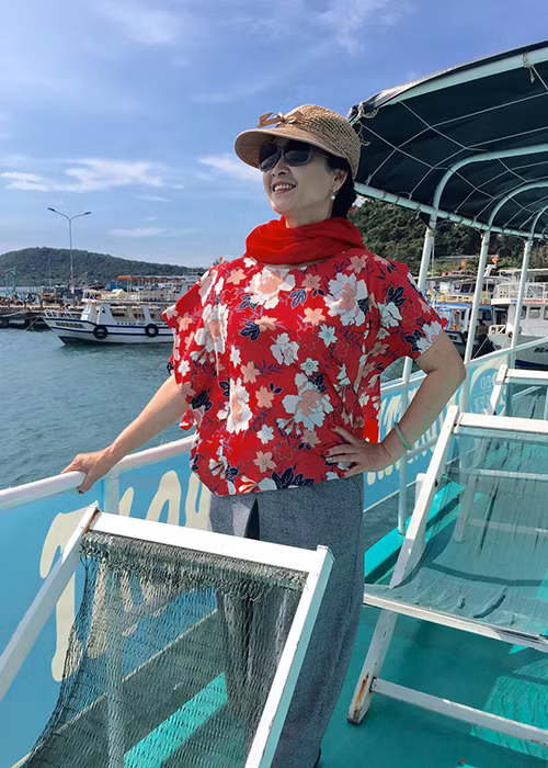 Ngoài đời, nghệ sĩ Lan Hương là người mẹ hiện đại, coi các con là bạn. Chị thích mặc váy màu đỏ, thường xuyên lên mạng xã hội trò chuyện, bình luận về ảnh của các con, rất khác mẹ chồng ghê gớm trong “Sống chung với mẹ chồng”. Ảnh: FBNV