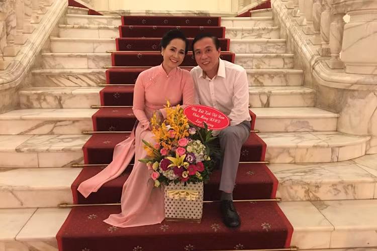 Trong phim “Sống chung với mẹ chồng”, nhân vật bà Phương có máu ghen tuông, thậm chí nổi cơn tam bành trong một số tập mới nhất. Tuy nhiên, ở ngoài đời, nghệ sĩ Lan Hương chưa từng ghen tuông trong cuộc hôn nhân với nghệ sĩ Đỗ Kỷ. Ảnh: FBNV