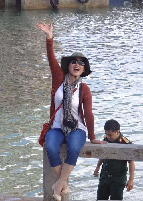 Thời gian rảnh rỗi, “mẹ chồng khó tính” Lan Hương thường đi du lịch, gặp gỡ bạn bè, đồng nghiệp. Dường như chính điều này đã giúp cho chị này dù đã ở tuổi ngoài 60 vẫn giữ được vẻ trẻ trung, khỏe khoắn. Ảnh: FBNV