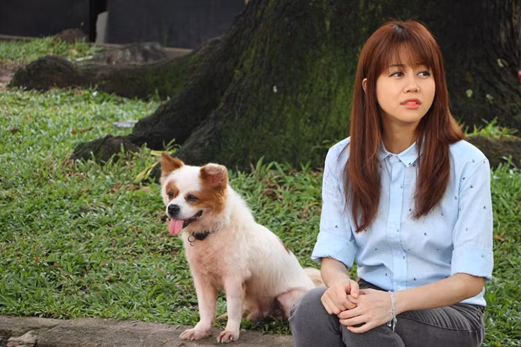 Với lần chạm ngõ phim ảnh, An Nguy được đánh giá diễn khá tròn vai. Cụ thể, trong “Chờ em đến ngày mai”, vlogger đình đám vào vai Ly Cún mộng mơ, lãng mạn, tốt tính và ngây thơ. Bằng việc thể hiện tốt những biểu cảm của cơ mặt, An Nguy lột tả thành công sự hồn nhiên, lí lắc, hóm hỉnh của nhân vật này. Ảnh: Thegioidienanh