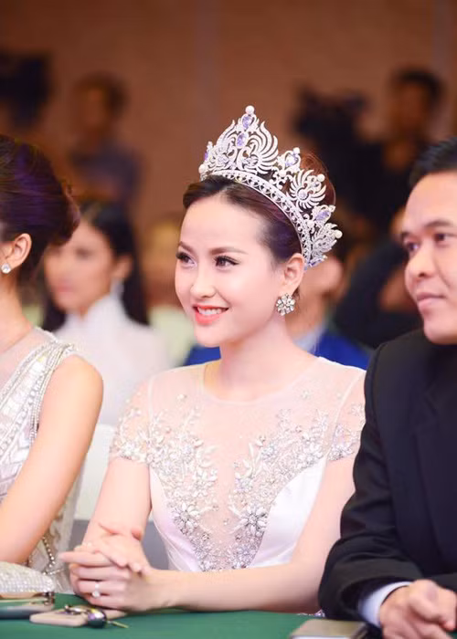 Sau cuộc thi The Face 2016, Khánh Ngân vẫn là gương mặt được nhiều nhãn hàng “săn đón”. Gần đây, cô học trò nhỏ của Phạm Hương còn đăng quang ngôi vị cao nhất của cuộc thi Hoa khôi Du lịch Việt Nam 2017. Đây được xem là một bước ngoặt của á quân The Face 2016. Ảnh: FBNV