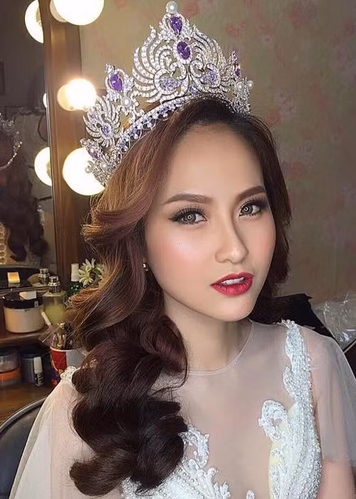 Hiện tại, Hoa khôi Khánh Ngân đang chuẩn bị tham gia cuộc thi Hoa hậu du lịch thế giới – Miss Tourism World 2017 vào thời gian tới. Được biết, sau đêm Khánh Ngân đăng quang, Phạm Hương không quên gửi lời chúc mừng đến học trò. Hiện tại, cả hai vẫn giữ mối quan hệ thân thiết. Ảnh: FBNV