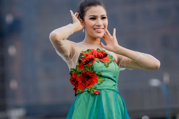 Gần đây, Nguyễn Thị Thành thi chui Hoa hậu Môi trường Quốc tế 2017. Giữa ồn ào, mới nhất, người đẹp gốc Bắc Ninh lọt top 10 phần thi tài năng. Nói về trường hợp của Nguyễn Thị Thành, Hoa hậu Phạm Hương cho rằng cô học trò chỉ đang sống hết mình với đam mê, tuổi trẻ: Ảnh: NVCC