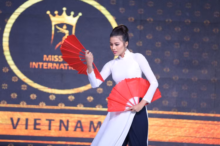 Năm 2016, Nguyễn Thị Thành tham gia cuộc thi The Face. Sau khi chọn về đội Phạm Hương, cô sớm bị loại khỏi cuộc thi. Sau The Face 2016, cô liên tiếp góp mặt tại cuộc thi nhan sắc: Hoa hậu Việt Nam 2016, Hoa khôi Du lịch Việt Nam 2017 và Hoa hậu Môi trường Quốc tế 2017 (Miss Eco International 2017). Ảnh: Miss Eco International 2017