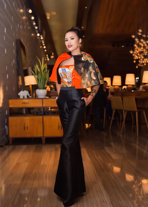 Trước những ý kiến chỉ trích, Nguyễn Thị Thành lên tiếng đáp trả. Cô cho biết, cô xuất hiện tại sự kiện với tư cách khán giả yêu thời trang và khẳng định sẽ thực hiện những gì mình nói. Ảnh: FBNV