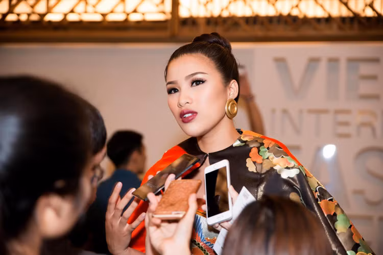 Gần đây, người đẹp gốc Bắc Ninh bất ngờ xuất hiện tại một sự kiện thời trang. Nhiều người chỉ trích Nguyễn Thị Thành "giải nghệ" vẫn đi sự kiện. Ảnh: FBNV