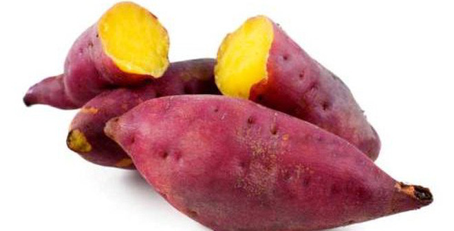 3. Khoai lang Thông thường khi bạn hoàn thành một buổi tập luyện, cơ thể sẽ cần được bổ sung lượng tinh bột nhất định. Tuy nhiên, thay vì chọn khoai tây chiên kiểu Pháp, bạn có thể lựa chọn khoai lang.