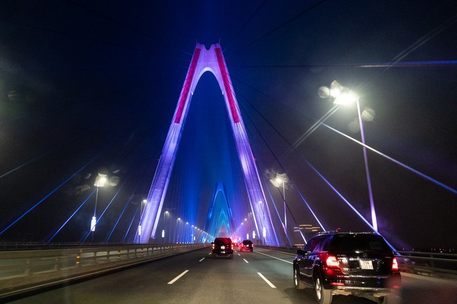 Cây cầu dây văng lớn nhất Việt Nam có dịp được “ra mắt” đông đảo bạn bè quốc tế hơn khi Tổng thống Donald Trump viếng thăm Việt Nam cho cuộc gặp thượng đỉnh Mỹ - Triều hồi đầu năm. Trong bài đăng cập nhật trên mạng xã hội tại thời điểm ông Trump vừa đến Hà Nội, có 4 bức ảnh chụp cầu Nhật Tân với màu sắc chiếu sáng hài hòa, bắt mắt. Những hình ảnh đầu tiên về địa điểm chuyến công tác của Tổng thống Trump nhận nhiều sự quan tâm của cộng đồng mạng. Không ít người Mỹ dành lời khen ngợi cho công trình ấn tượng ở Hà Nội. Ảnh: Bùi Tuân, Nhà Trắng.