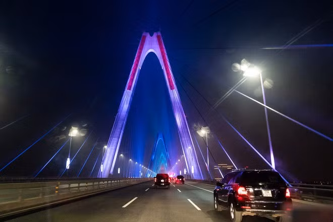 Cây cầu dây văng lớn nhất Việt Nam có dịp được “ra mắt” đông đảo bạn bè quốc tế hơn khi Tổng thống Donald Trump viếng thăm Việt Nam cho cuộc gặp thượng đỉnh Mỹ - Triều hồi đầu năm. Trong bài đăng cập nhật trên mạng xã hội tại thời điểm ông Trump vừa đến Hà Nội, có 4 bức ảnh chụp cầu Nhật Tân với màu sắc chiếu sáng hài hòa, bắt mắt. Những hình ảnh đầu tiên về địa điểm chuyến công tác của Tổng thống Trump nhận nhiều sự quan tâm của cộng đồng mạng. Không ít người Mỹ dành lời khen ngợi cho công trình ấn tượng ở Hà Nội. Ảnh: Bùi Tuân, Nhà Trắng.