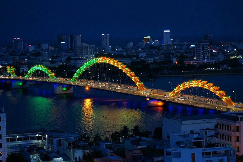  Cầu Rồng (Đà Nẵng): Khánh thành năm 2013, cầu Rồng bắc qua sông Hàn, có chiều dài 666 m, rộng 37,5 m và 6 làn xe chạy. Với thiết kế tựa như một con rồng uy nghi, cây cầu có khả năng phun lửa và nước ấn tượng. Du khách luôn tỏ ra thích thú khi chiêm ngưỡng cảnh tượng tuyệt vời này. Hiện tại, thời gian cầu Rồng phun lửa và phun nước bắt đầu lúc 21 giờ các ngày thứ 7, chủ nhật hàng tuần, ngoài ra màn trình diễn còn diễn ra vào các ngày lễ lớn. Ảnh: Thekovtun.
