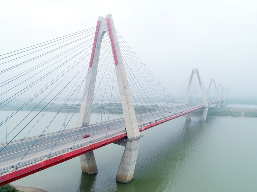  Cầu Nhật Tân (Hà Nội): Trên trang web thiết kế và kiến trúc Inhabitat, bài viết về cầu Nhật Tân có tiêu đề "Cầu dây văng dài nhất Việt Nam phát sáng với 16,7 triệu gam màu". Cây cầu tráng lệ băng qua sông Hồng, nối thành phố với sân bay quốc tế Nội Bài, có 5 tháp nhịp đầy màu sắc tượng trưng cho 5 cổng vào nội thành. Không chỉ là biểu tượng mới của thủ đô Hà Nội, cầu Nhật Tân còn đại diện cho tình hữu nghị Việt Nam và Nhật Bản. Ảnh: Vũ Minh Quân.