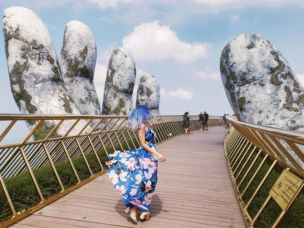 Không chỉ nhận mưa lời khen trong nước, cầu Vàng liên tục xuất hiện trên truyền thông quốc tế, các tờ báo uy tín cũng như chuyên trang về kiến trúc và thiết kế thế giới. Tờ nhật báo Anh The Guardian liệt kê cây cầu là một trong những cầu đi bộ ấn tượng nhất thế giới. Cầu vàng Đà Nẵng còn vào top 100 điểm đến tuyệt vời nhất thế giới năm 2018 do tạp chí Time (Mỹ) bình chọn… Ảnh: Tuxinguyen, Nyla.oreilly, Umgiromacissa, Vokrugsveta.ua.