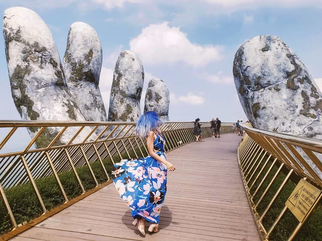 Không chỉ nhận mưa lời khen trong nước, cầu Vàng liên tục xuất hiện trên truyền thông quốc tế, các tờ báo uy tín cũng như chuyên trang về kiến trúc và thiết kế thế giới. Tờ nhật báo Anh The Guardian liệt kê cây cầu là một trong những cầu đi bộ ấn tượng nhất thế giới. Cầu vàng Đà Nẵng còn vào top 100 điểm đến tuyệt vời nhất thế giới năm 2018 do tạp chí Time (Mỹ) bình chọn… Ảnh: Tuxinguyen, Nyla.oreilly, Umgiromacissa, Vokrugsveta.ua.