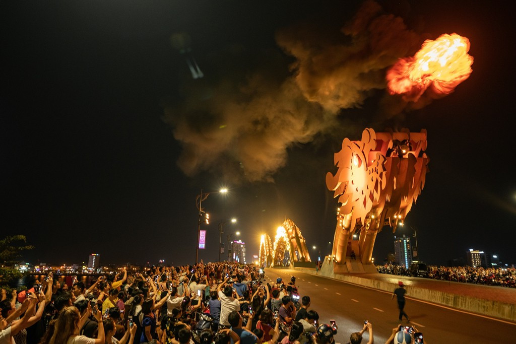 Cầu Rồng từng được Hội đồng Các công ty kỹ thuật Mỹ (ACEC) vinh danh bằng Giải thưởng Kỹ thuật xuất sắc (EEA) năm 2014. EEA là hạng mục giải thưởng danh giá thế giới, được ví như "Oscar của ngành kỹ thuật". Ảnh: Giang Quốc Hoàng, Leonard.low.