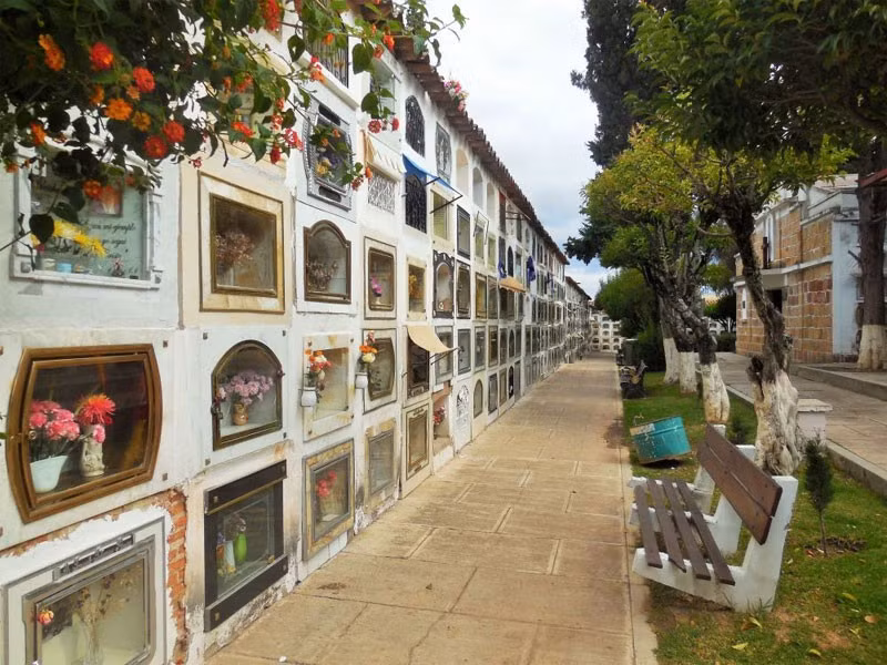Nghĩa trang Sucre ở Bolivia có những con đường rộng, đẹp, với những hàng cây hai bên và những chiếc ghế dài rải rác dọc theo bãi cỏ của nghĩa trang.