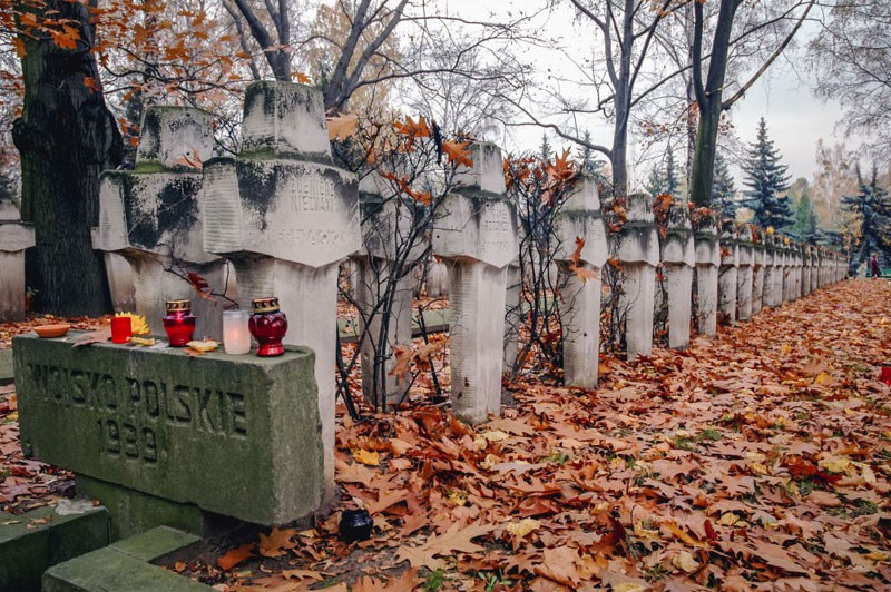 Nghĩa trang quân đội Powazki ở Warsaw, Ba Lan, là một trong những nghĩa trang lâu đời nhất và nổi tiếng nhất ở Warsaw. Một số sĩ quan cao cấp của Ba Lan được an táng tại đây, đây cũng là nơi an nghỉ của nhiều cá nhân lừng lẫy trong lịch sử Ba Lan./.