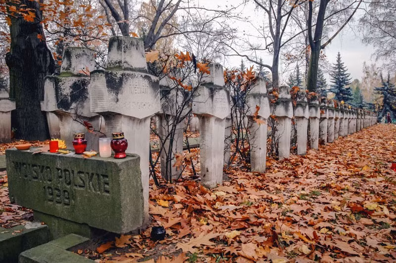 Nghĩa trang quân đội Powazki ở Warsaw, Ba Lan, là một trong những nghĩa trang lâu đời nhất và nổi tiếng nhất ở Warsaw. Một số sĩ quan cao cấp của Ba Lan được an táng tại đây, đây cũng là nơi an nghỉ của nhiều cá nhân lừng lẫy trong lịch sử Ba Lan./.