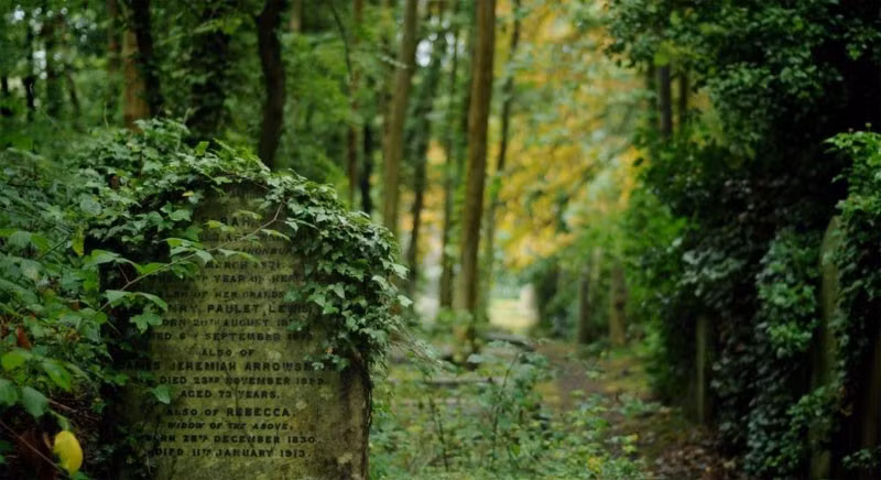 Nghĩa trang Highgate ở phía bắc London, Anh. Có khoảng 170.000 thi hài được chôn cất trong khoảng 53.000 ngôi mộ trong khuôn viên Nghĩa trang phía Tây và Nghĩa trang phía Đông tại Highgate. Nghĩa trang trở thành một khu bảo tồn thiên nhiên.