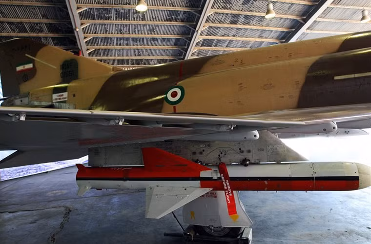 Các nguồn tin quốc tế tin rằng, tên lửa không đối hạm Nasr thực ra là một phiên bản sao chép cải tiến tên lửa C-704 của Trung Quốc. Lần phóng đầu tiên được thực hiện thành công vào tháng 9/2013 và sau đó xuất hiện cạnh tiêm kích F-4 Phantom II nhân kỷ niệm cuộc chiến tranh Iran-Iraq giai đoạn 1980-1988.