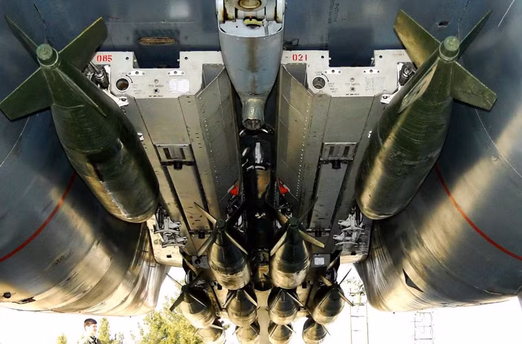 Nó có khả năng mang tới 6,6 tấn vũ khí trên 10 giá treo cho nhiệm vụ không đối không tầm ngắn - tầm cực xa, tấn công mục tiêu mặt đất với các loại bom thông thường và bom thông minh.