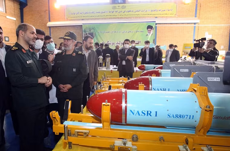 Với đầu đạn định thuốc nổ mạnh bán xuyên giáp nặng 350kg, Nasr được kỳ vọng là có thể đánh chìm được tàu chiến cỡ 1.500 tấn. Tên lửa được trang bị đầu tự dẫn sóng mm hoặc dẫn đường quang truyền hình.