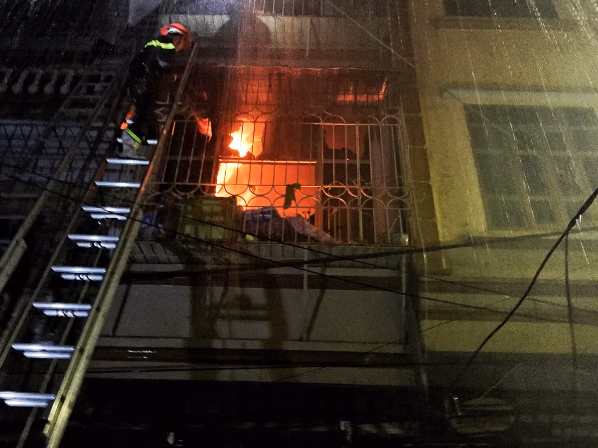 Canh sat hi sinh khi dang chua chay nha dan o TP.HCM