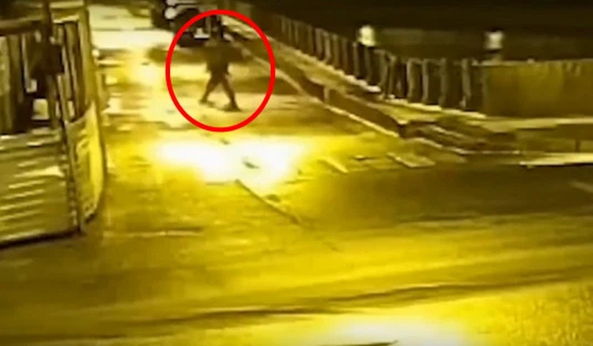 Được biết, vào tối 8/11, ông Sokolov đến bờ sông Moika để vứt chiếc ba lô trong đó có hung khí gây án và hai cánh tay của nạn nhân. Sau đó, không rõ Sokolov nhảy xuống sông hay vô tình ngã xuống dòng nước lạnh giá này. Phần thi thể còn lại của cô Anastasia bị đem đi cất giấu trong một căn hộ của Sokolov. Ảnh: Daily Mail.