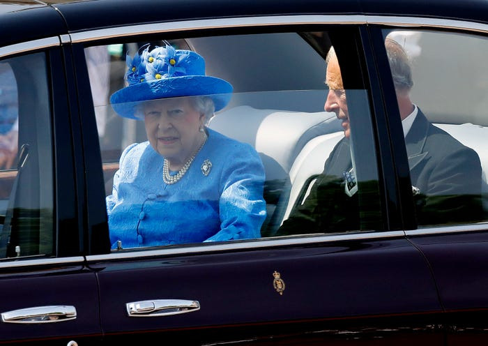 Nữ hoàng không bắt buộc phải có bằng lái xe hoặc hộ chiếu.