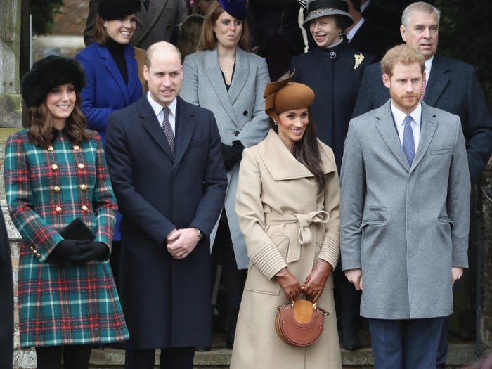 Họ không được phép chụp ảnh "tự sướng" hay ký tặng người hâm mộ.