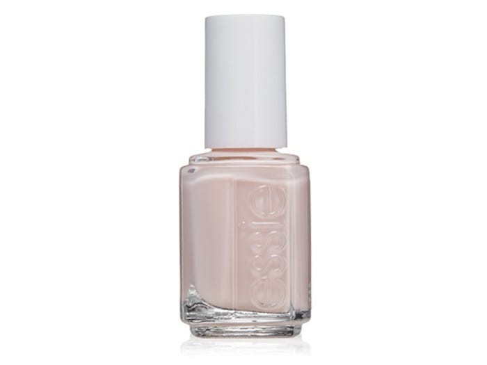 Theo Insider, Nữ hoàng chỉ dùng một màu sơn móng tay.