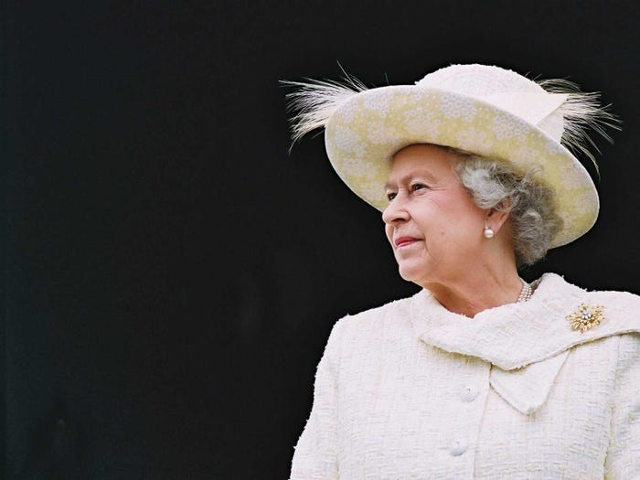 Nữ hoàng Elizabeth II vẫn trả tiền thuế, dù không bắt buộc.