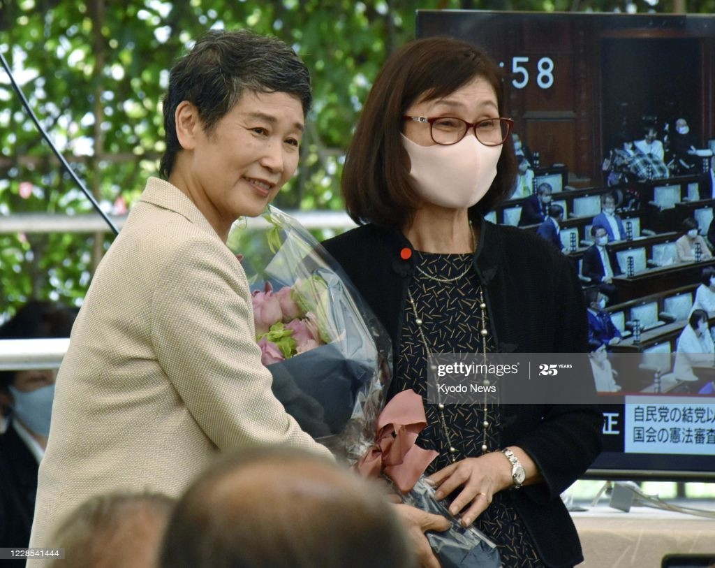 Thủ tướng Suga Yoshihide từng chia sẻ rằng, ông đã rất khó khăn thuyết phục vợ để ông tranh cử vào vị trí lãnh đạo Đảng Dân chủ Tự do (LDP) cầm quyền. Nhưng cuối cùng, bà là người chọn chiếc cà vạt mà ông đeo vào ngày 2/9 khi ông tuyên bố ứng cử. Ảnh: Getty.