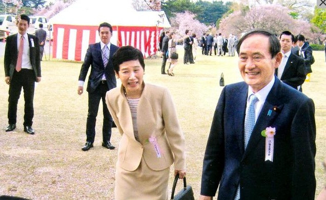 "Bà Mariko cống hiến hết mình cho sự nghiệp của chồng với vai trò hậu phương, bởi bà là người khá kín tiếng trước công chúng", một người quen của bà Mariko cho hay. Ảnh: Kyodo.