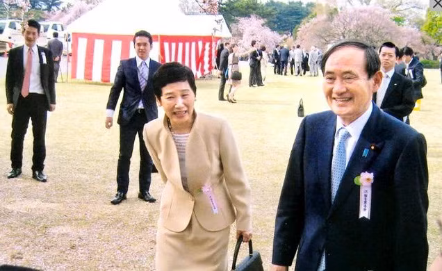"Bà Mariko cống hiến hết mình cho sự nghiệp của chồng với vai trò hậu phương, bởi bà là người khá kín tiếng trước công chúng", một người quen của bà Mariko cho hay. Ảnh: Kyodo.