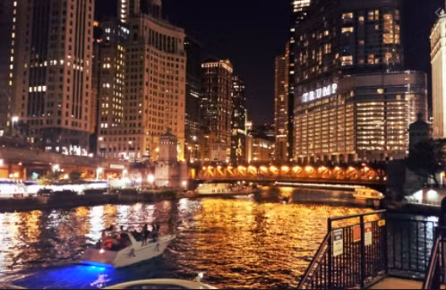 Sông Chicago, chảy qua trung tâm thành phố Chicago, là con sông duy nhất trên thế giới chảy ngược. Ảnh: Wikipedia.