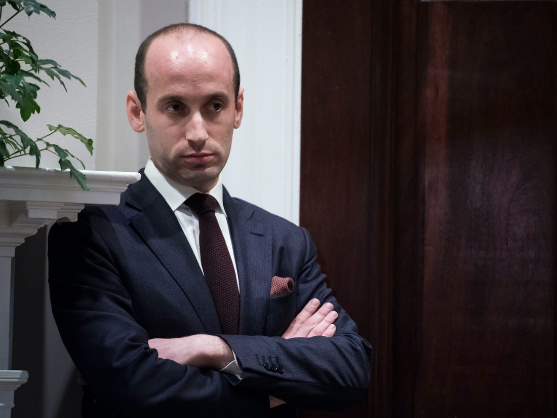 Ngày 13/12/2016, đội ngũ chuyển tiếp thông báo rằng Miller sẽ làm cố vấn chính sách cấp cao cho Tổng thống Trump. Ban đầu, cố vấn Miller được giao nhiệm vụ xây dựng tất cả các chính sách trong nước, nhưng sau đó chỉ tập trung vào chính sách nhập cư. Ảnh: BI.