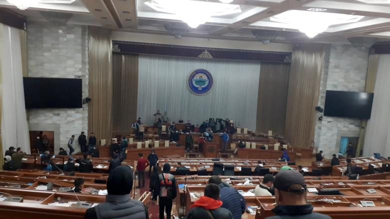 Các nhóm đối lập giành quyền kiểm soát tòa nhà Quốc hội.