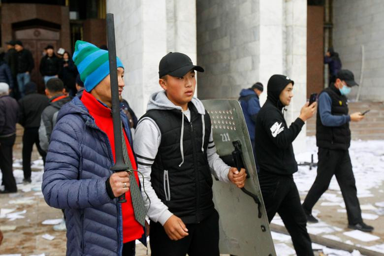 Quốc hội Kyrgyzstan bầu chính trị gia đối lập Sadyr Zhaparov làm Thủ tướng sau khi người đứng đầu chính phủ tiền nhiệm, ông Kubatbek Boronov, từ chức trong bối cảnh các cuộc biểu tình bùng phát hậu bầu cử Quốc hội.