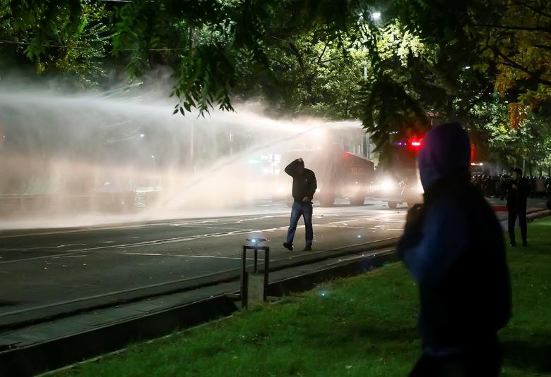 Cảnh sát sử dụng vòi rồng giải tán người biểu tình ở Bishkek hôm 5/10.